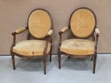 paire de chaises anciennes avec dossier et accoudoirs rembourrés