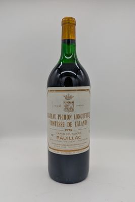 une bouteille de vin posée sur une table