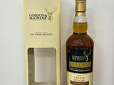 une image d'une bouteille de whisky à côté d'une boîte en carton