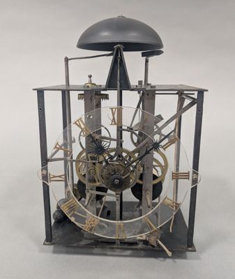 une horloge posée sur une table