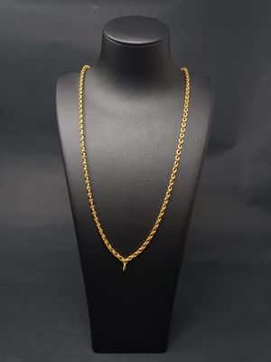 un collier à chaîne en or avec un pendentif en forme de cœur sur un mannequin