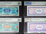 quatre types différents de devises étrangères exposés dans une vitrine