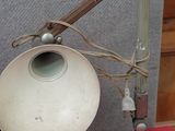 une lampe posée sur une table rouge