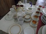 une table sur laquelle se trouvent beaucoup de plats et de tasses