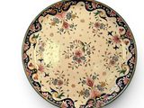 une assiette ornée d'un motif floral sur une surface blanche