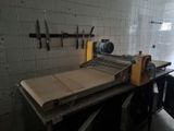 une photo d'une cuisine dans laquelle se trouve une machine à découper
