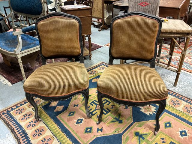 Paire de chaises en bois noirci Napoléon III garnie de velours oc