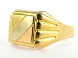 bague en or jaune ornée d'un motif en diagonale sur la face avant