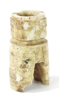 un petit tabouret en bois fabriqué à partir de rondins de bouleau