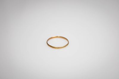 un anneau en or sur fond blanc