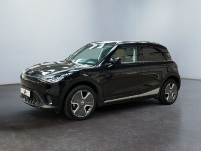 un SUV noir garé dans une pièce aux murs blancs