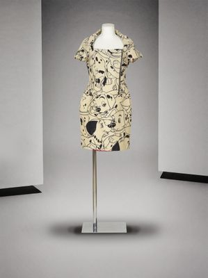 une photo d'une robe posée sur un mannequin dans une pièce