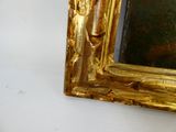 une image d'un tableau sur le mur d'une pièce