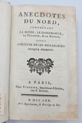 un vieux livre sur lequel figure l'image en noir et blanc d'un aigle