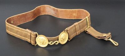 ceinture en cuir marron avec des boutons dorés sur fond noir