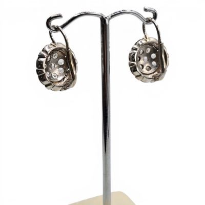 Paire de boucles d'oreilles en or gris (750 millièmes) serti…