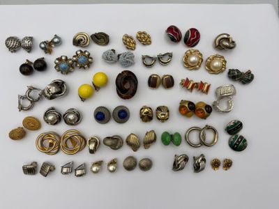 gros plan d'une table sur laquelle sont posés des bijoux