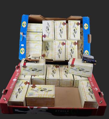 une valise rouge remplie de nombreuses boîtes de cartes