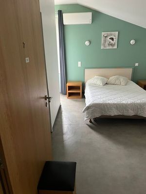 Contenu Chambre 7 (Lit+2 Chevets+Meuble+Ecran Plat)