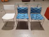 deux chaises et une table dans une pièce