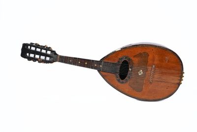une vieille mandoline en bois posée sur un plan de travail blanc