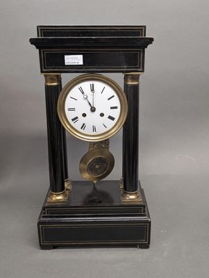 une horloge noire et or posée sur une table
