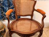 une chaise placée devant un tableau