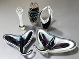 quatre œuvres d'art en verre posées sur la table