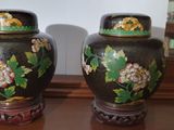 deux vases posés sur une table, avec un miroir en arrière-plan