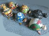 de nombreuses figurines posées par terre