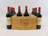 six bouteilles de vin rouge dans une caisse en bois sur fond blanc