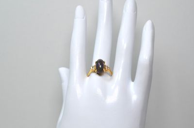 une photo d'une bague à la main d'un mannequin