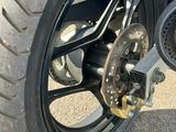 un gros plan d'un pneu de moto posé au sol