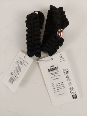 une paire de chaussons noirs en tricot, encore étiquetés