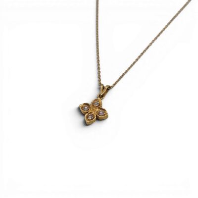 un collier en or avec un pendentif en forme de papillon au bout d'une chaîne