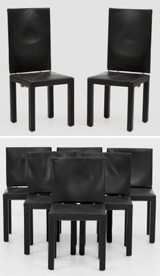 six chaises de salle à manger en cuir noir, avec des pieds noirs et un fond blanc
