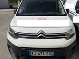 La camionnette blanche est garée sur le parking, à côté de la camionnette blanche.
