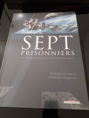 un livre posé sur une table
