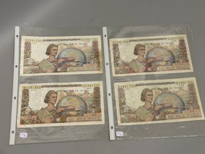 quatre billets de banque différents portant l'image d'un homme et d'une femme