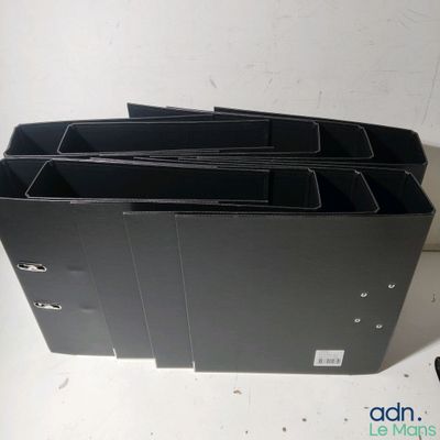 une image représentant une pile de chemises noires posées sur une table