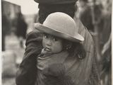 photographie en noir et blanc d'une femme portant un enfant sur le dos