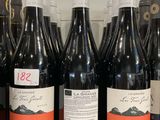 plusieurs bouteilles de vin rouge sont alignées sur un comptoir
