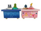 Deux jouets en bois sont posés l'un sur l'autre sur une table.