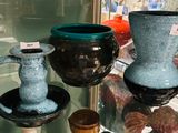 de nombreux vases différents exposés dans une vitrine