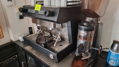 une machine à café posée sur un comptoir dans une cuisine