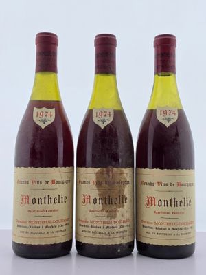 trois bouteilles de vin sont alignées sur une table
