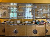 une vitrine remplie de vaisselle