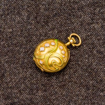 une image représentant une montre de poche de couleur dorée, sertie de diamants