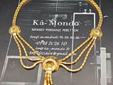 un collier en or exposé dans une vitrine