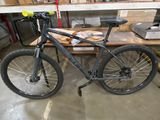 un vélo posé sur une table dans un garage
